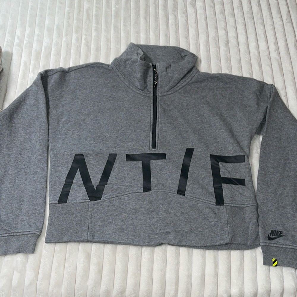 Nike Pullover | Size Medium
